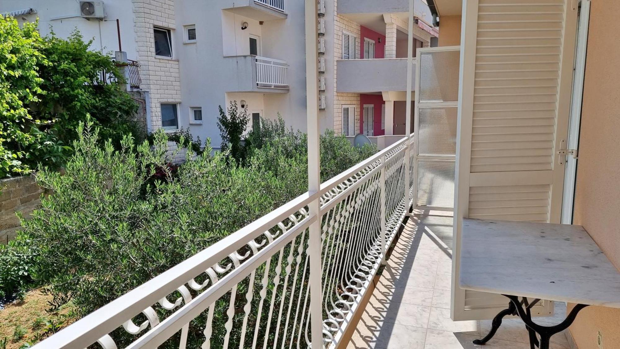 Apartments Mandalinic オミシュ エクステリア 写真